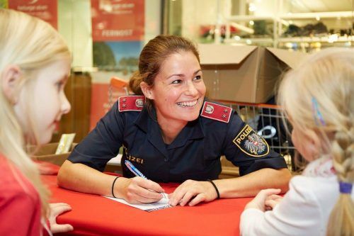 Karin Würbel lehrt nicht nur das richtige Verhalten auf dem Schulweg. POLIZEi