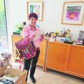Große Freude mit neuer Schultasche