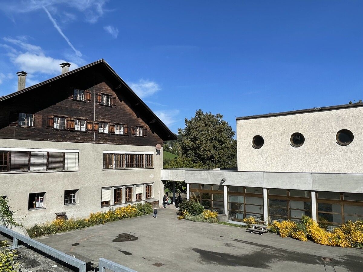 Ein Neubau soll den jetztigen Gebäudekomplex mit Volksschule, Kindergarten und Kinderbetreuung ersetzen. VN/Hartmann