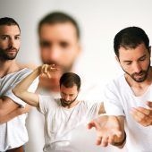 Solo-Performance über die Zustände des Bewegens