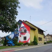 Graue Gebäude werden bunter