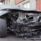 Motorrad und Auto gehen nach Unfall in Flammen auf