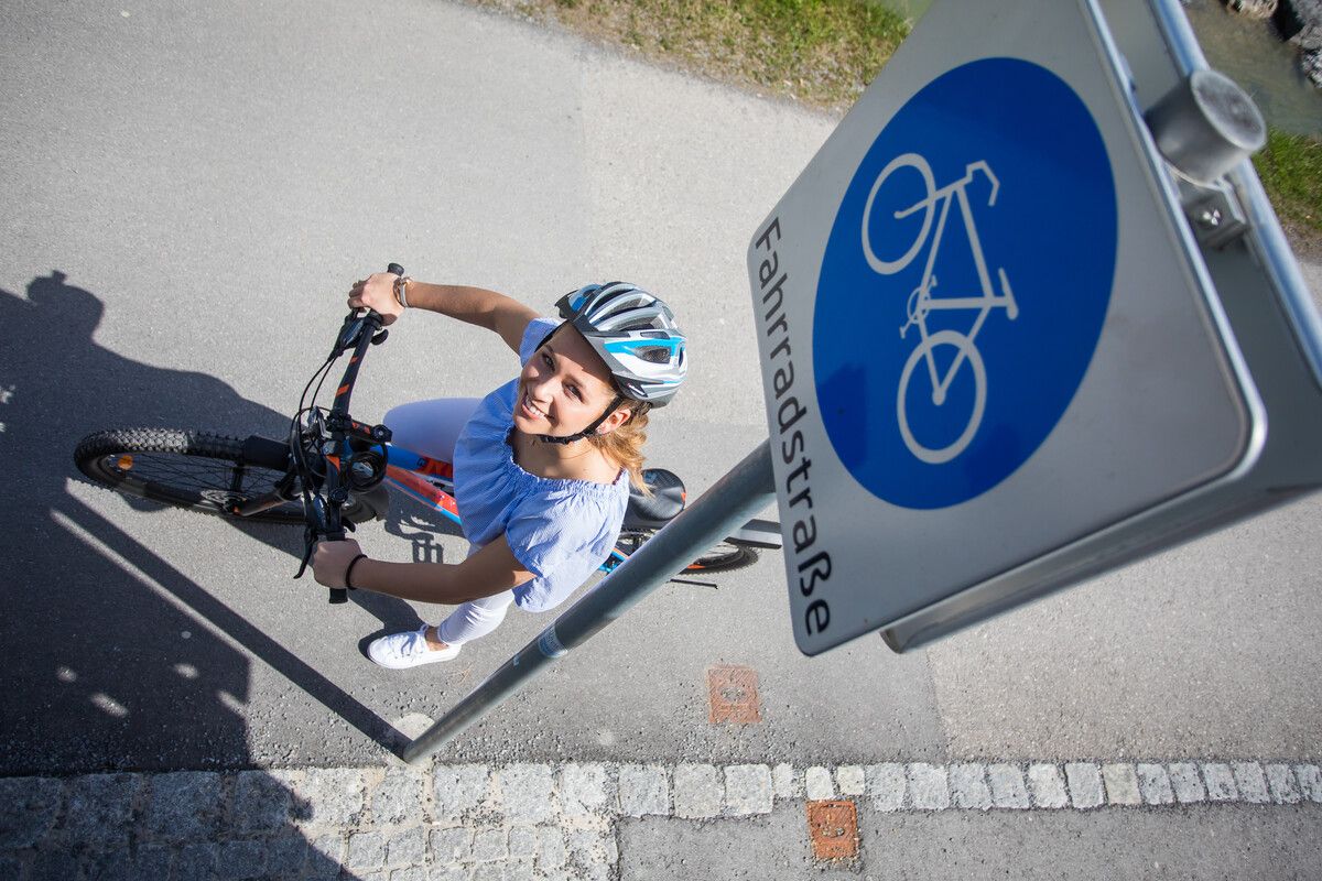 Fahrradstraßen sind grundsätzlich Radlern vorbehalten, es sei denn, die Gemeinde erlaubt die Durchfahrt für Autos – so wie Lustenau. VN/Steurer