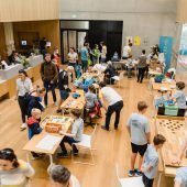 Kleine Techniker in der Stadtbibliothek