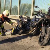 Notarzthubschrauber landet auf der Autobahn