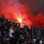 Randale in Marseille – Feuerwerkskörper auf Fans