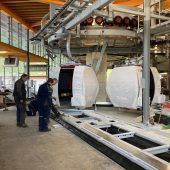 Neue Gondeln der Golmerbahn werden momentan eingehängt