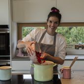 Veronica Maretic-Hinteregger zeigt, wie Himbeermarme­lade perfekt gelingt. »D1