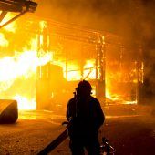 Nur noch Schutt blieb nach dem Großbrand einer Lagerhalle in Rankweil. »A10