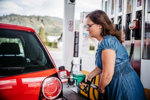 Als Folge der Steuerreform verteuert sich ab Juli 2022 der Spritpreis durch eine CO2-Abgabe, der Liter Diesel wird dann um rund neun Cent, der Liter Benzin um rund acht Cent teurer. Ein regionaler Klimabonus soll dafür einen Ausgleich bringen. Dieser besteht aus einem Sockelbetrag von 100 Euro und einem Regionalausgleich für jene, die auf das Auto angewiesen sind.