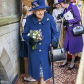 Queen erstmals mit Gehstock
