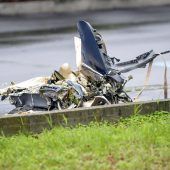 Kleinflugzeug kracht in Gebäude