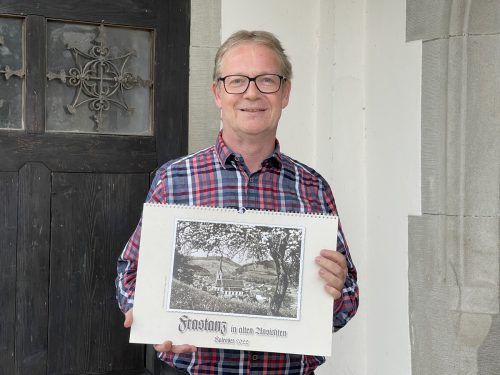Gemeindearchivar Thomas Welte mit dem neuen Kalender für 2022. Marktgemeinde