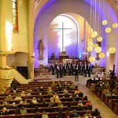 200 Stimmen im leuchtenden Sakralraum
