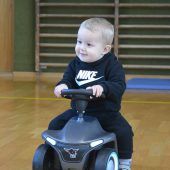 Per Bobbycar durch die Turnhalle