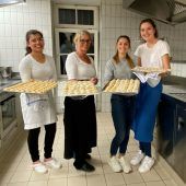 Schülerinnen kochen für guten Zweck