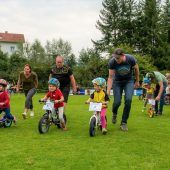 Junge Biker vom Rennfieber gepackt