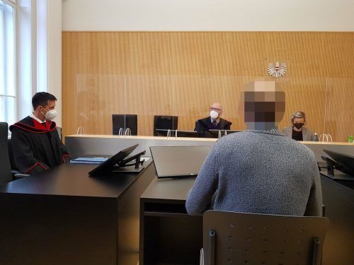 Der Angeklagte kann sich nicht erklären, warum die Frau ihn belastet. EC