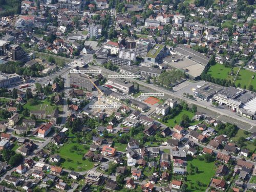 Neben der Postgarage soll bis Frühjahr 2026 ein Neubau mit 4300 Quadratmetern Nutzfläche entstehen.