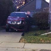 Auto rast in Weihnachtsparade