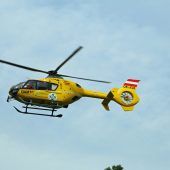Rennradfahrer über Pkw geschleudert