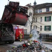Brennender Müll auf Transporter in Hard