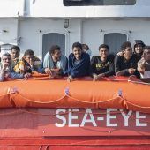 Seenotretter an Land