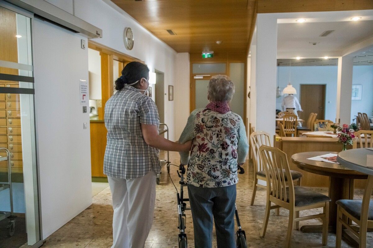 Derzeit leben knapp 100.000 Menschen in Vorarlberg, die 60 Jahre und älter sind. Bis 2050 sind es Prognosen zufolge 143.000 Menschen. Der Pflegebedarf steigt. VN/Paulitsch