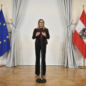 Wirtschaftsministerin Schramböck pocht auf das Impfen. »D2