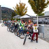 Viele junge Radfahrer
