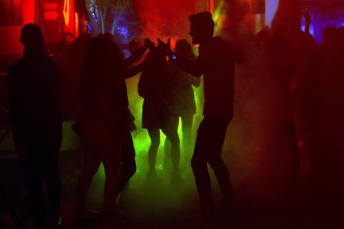 Für den Eintritt in Clubs reichen PCR-Tests bald nicht mehr. AFP