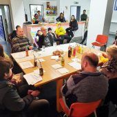 Politk und Jugend an einem Tisch