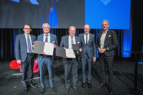 Gratulation: Lebenswerkpreisträger Herbert (2.v.l.) und Gerhard (3.v.l.) mit WKV-Präs. Hans Peter Metzler, VN-Herausgeber Eugen A. Russ und IV-Präs. Martin Ohneberg.  VN-Steurer