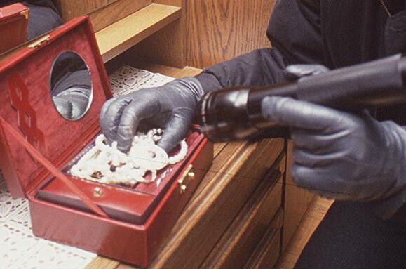 Dem Angeklagten wird unter anderem der Diebstahl von Schmuck vorgeworfen. ⇒symbol/vn