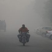 Dichter Smog beschert Menschen in Neu Delhi Atemprobleme