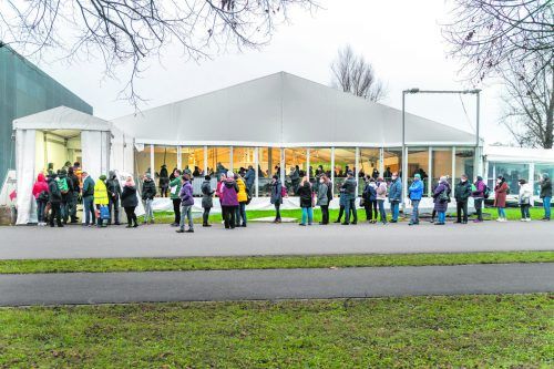 Wer sich jetzt nicht freiwillig impfen lässt, um die Krankenhäuser zu entlasten und das Infektionsgeschehen einzudämmen, wird ab Februar zur Coronaimpfung verpflichtet. VN/STIPLOVSEK