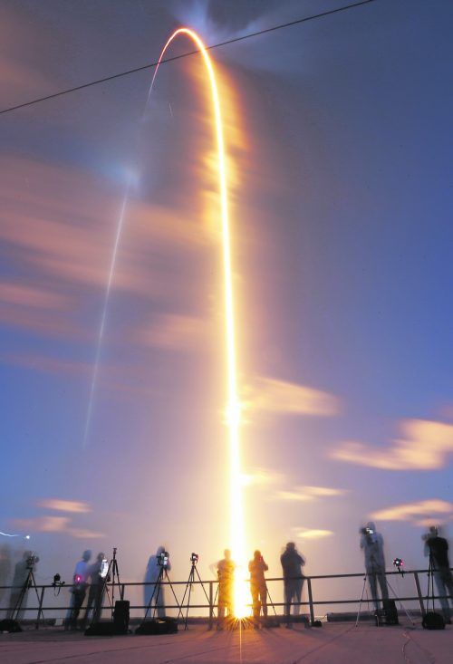 15. 9. Vier Weltraumtouristen starten an Bord einer SpaceX-Rakete des von Elon Musk geführten Raumfahrtunternehmens ins Weltall. Der Flug ist die erste bemannte Mission in die Erdumlaufbahn ohne professionelle Astronauten.