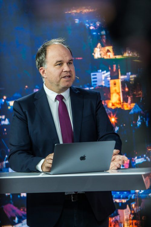 VN-Chefredakteur Gerold Riedmann führt durch die Sendung. vn/steurer