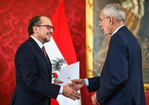 Am 11. Oktober ernannte Van der Bellen (r.) den neuen Kanzler Schallenberg. Nicht einmal zwei Monate später wechselt dieser wieder ins Außenressort. AFP