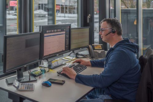 Andreas Kern wird in diesen Tagen nicht langweilig, aufgrund des Wintereinbruchs steht das Telefon beim ÖAMTC nicht still. cth (2)