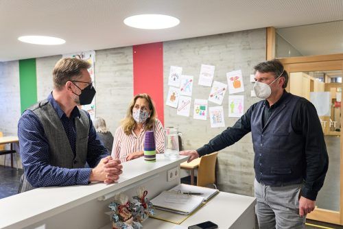 Anlässlich des zehnjährigen Jubiläums waren Bildungsgemeinderätin Doris Dobros und Bürgermeister Kurt Fischer zu Besuch im Lustenauer Lerncafé.