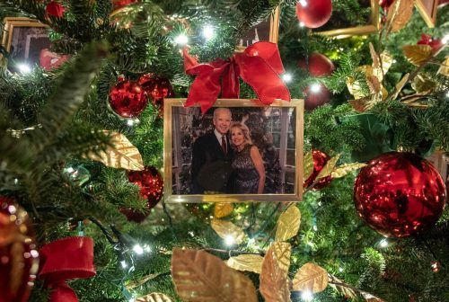 Auf einem Weihnachtsbaum im Weißen Haus in Washington DC hängt ein Bild von US-Präsident Joe Biden und First Lady Jill Biden. AFP