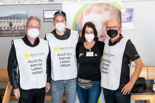 Bei der Typisierungsaktion für Sandra (l.) halfen viele mit und viele kamen, denn es warten noch mehr Kranke auf Hilfe. vn/serra