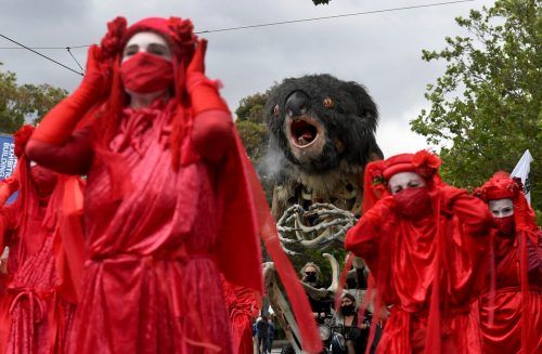 Bei einem Klimaprotest in Melbourne, Australien, ist eine Kunstinstallation zu sehen, die einen brennenden Koala darstellt. AFP