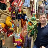 Er lässt die Puppen tanzen