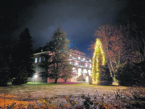 Das Buch Hosea führt vor Augen, dass die Beziehung Gottes zu den Menschen letztendlich bedingungslose Liebe ist. Das Hospiz im Sanatorium Mehrerau im ersten Schnee.  Matt