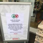 Leere Regale im Supermarkt