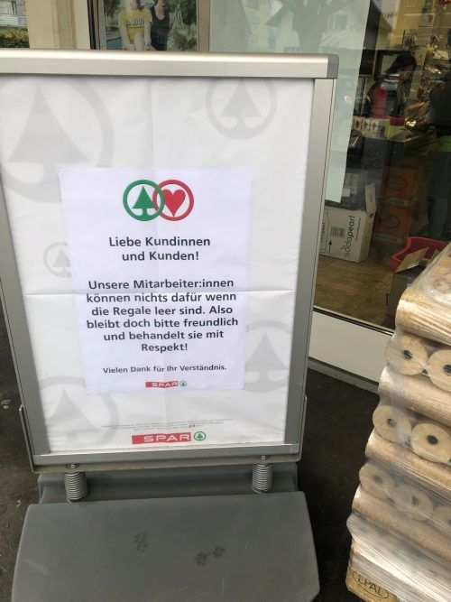 Das Plakat vor dem Sparmarkt von Michaela Frohnwieser in Wolfurt.  VN/Ger