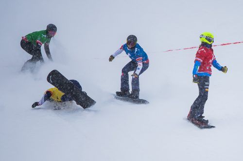 Der finale Zieleinlauf mit dem Sturz der zweitplatzierten Tschechin Eva Samkova. Steurer
