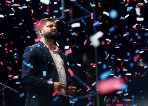 Der Linke Gabriel Boric, der mit 35 zum jüngsten Präsidenten in Chiles Geschichte gewählt wurde, feiert in Santiago de Chile seinen Triumph. RTS